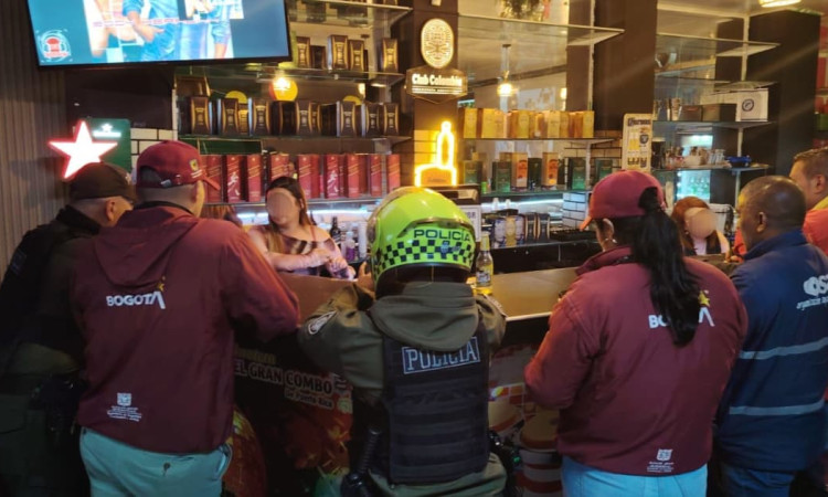 Funcionarios del DIstrito durante operativos a bares.