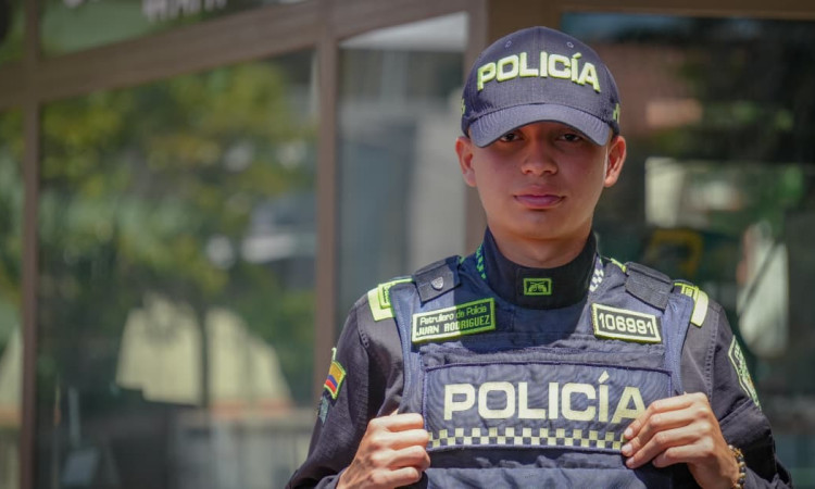 Juan Diego Rodríguez, uno de los 794 nuevos patrulleros en Bogotá.