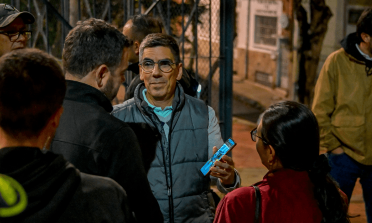 Alcalde Mayor de Bogotá, Carlos Fernando Galán, durante su recorrido de Gabinete al Barrio en Chapinero, hablando con un ciudadano.