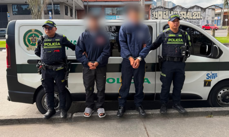 Imagen de dos capturados por agredir a vivilante de TransMilenio