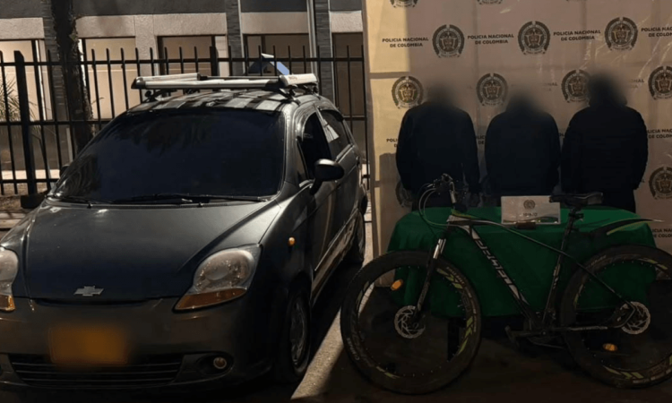 Tres capturados junto a carro en que se transportaban y junto a bicicleta recuperada.