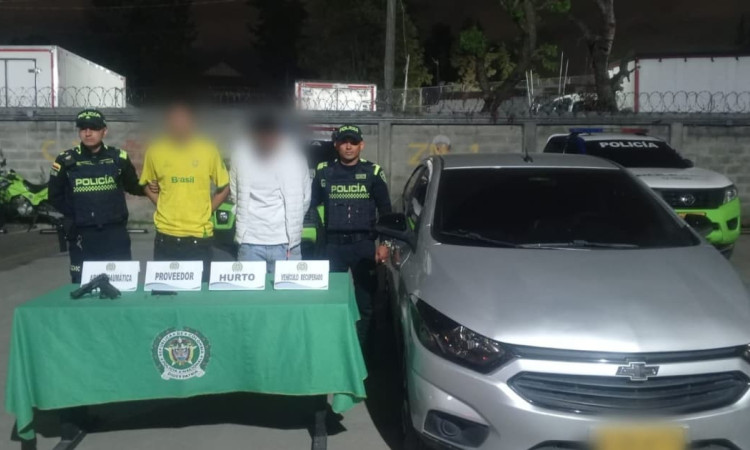 Dos de los capturados con material incautado y uno de los carros recuperados.