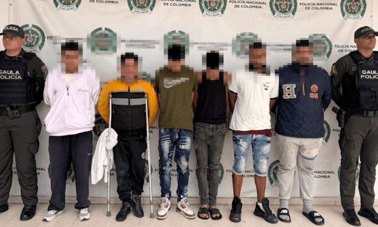Seis capturados en medio de dos policías. 