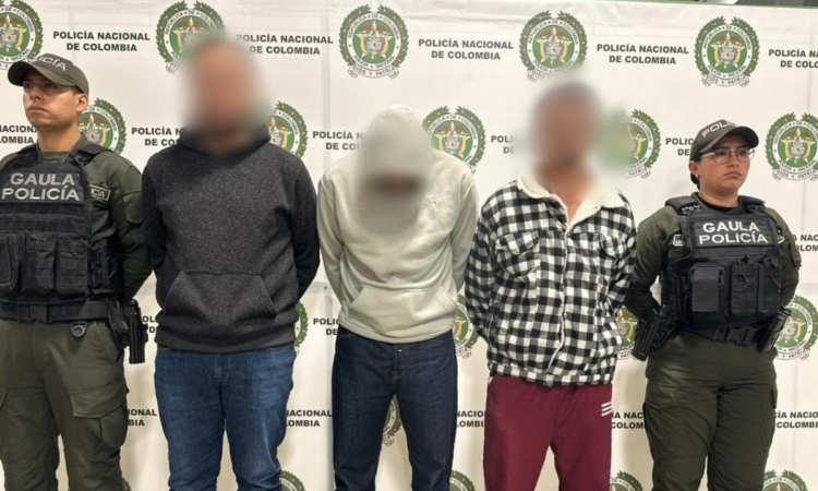 Imagen de tres personas capturadas junto a dos policías
