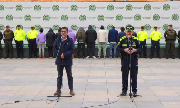 Secretario César Restrepo y coronel de la Policía Jhon Fredy Zambrano, con los delincuentes capturados en segundo plano.