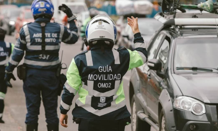 Foto de varios agentes en una vía de Bogotá 