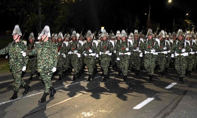 Foto de fuerzas militares en ensayo de desfile del 20 de Julio
