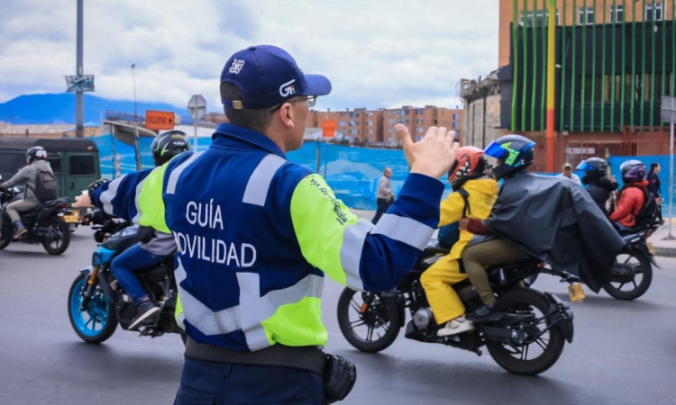 Foto de un agente de tránsito en una vía de Bogotá.