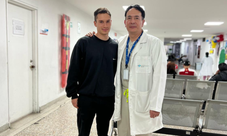 Foto de un doctor y su paciente en Bogotá