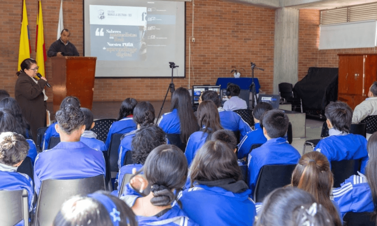 Foto que muestra estudiantes sentados en un salón de clases