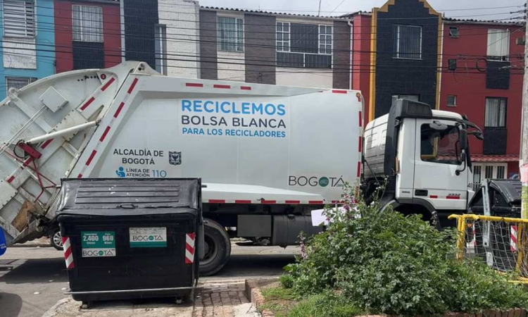 Foto que muestra un camión recolector de basura 