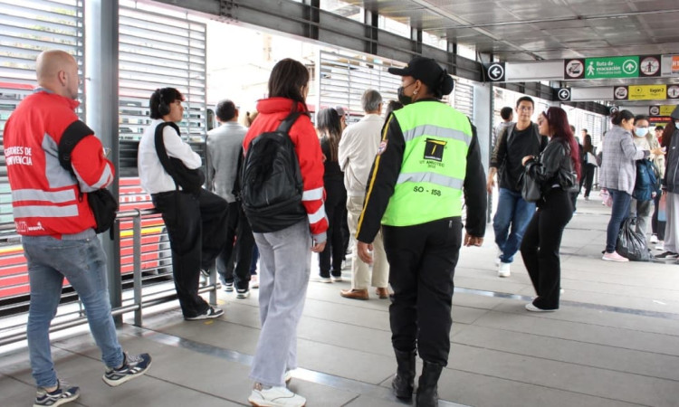 Gestores de convivencia y vigilantes en las estaciones de TransMilenio