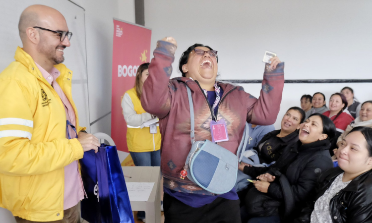 Imagen de una señora celebrando