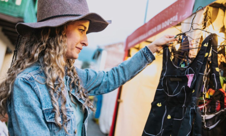 Imagen de mujer mirando un vestido en carpas de emprendimientos 