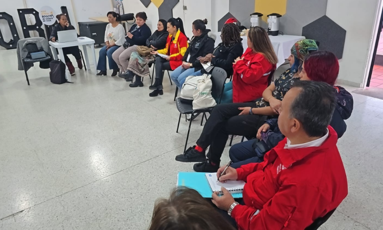 Foto de funcionarios del Distrito en una reunión 