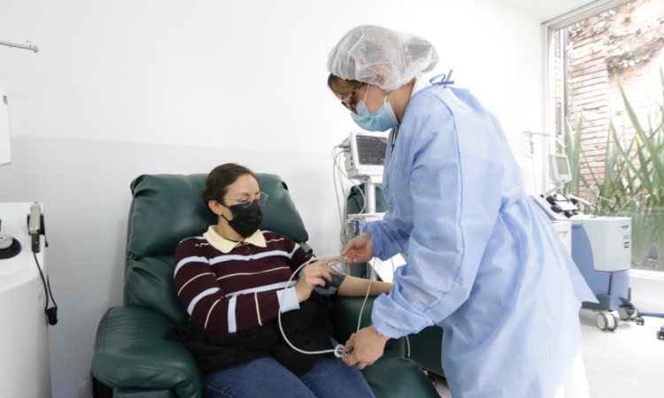 Foto de una enfermera atendiendo a un paciente 