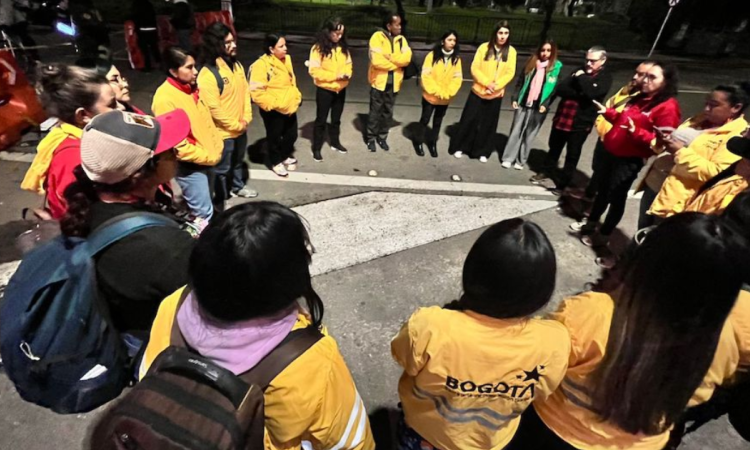 Imagen de funcionarios de integración social en un parque