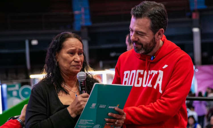 Alcalde Galán con un ciudadana en la Feria de Vivienda