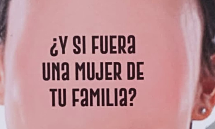Primer plano de rostro con texto “¿Y SI FUERA UNA MUJER DE TU FAMILIA?” en campaña de prevención del acoso callejero en parques de Bogotá.