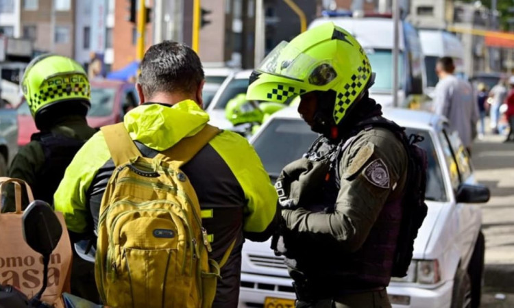 Policía pidiendo a un ciudadano que se identifique.