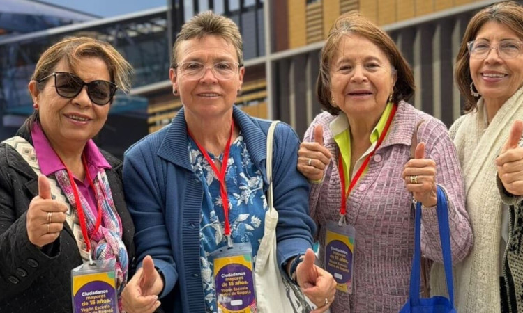 Foto de tres mujeres en inmediaciones de obra del Metro