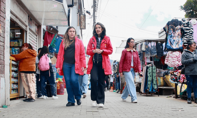 Adriana Soto, secretaria de Ambiente, recorre junto a su equipo de trabajo el sector 20 de Julio durante una jornada de diálogo comunitario sobre asuntos ambientales.