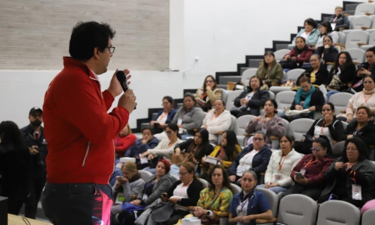 Secretario (e) de Hacienda, Andrés Uribe, hablando en un auditorio a mujeres emprendedoras de Bogotá