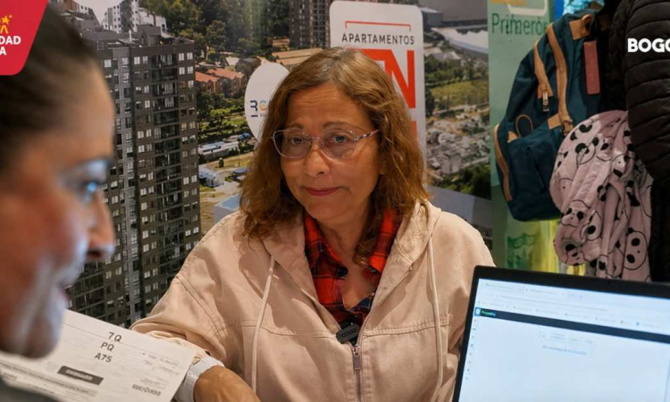 Foto que muestra una señora sonriente 
