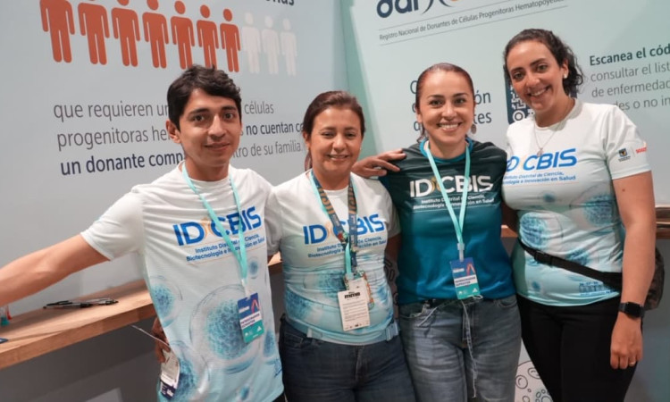 Parte de la delegación que va correr la media maratón de Bogotá con la camiseta El Instituto Distrital de Ciencia, Biotecnología e Innovación en Salud (IDCBIS)