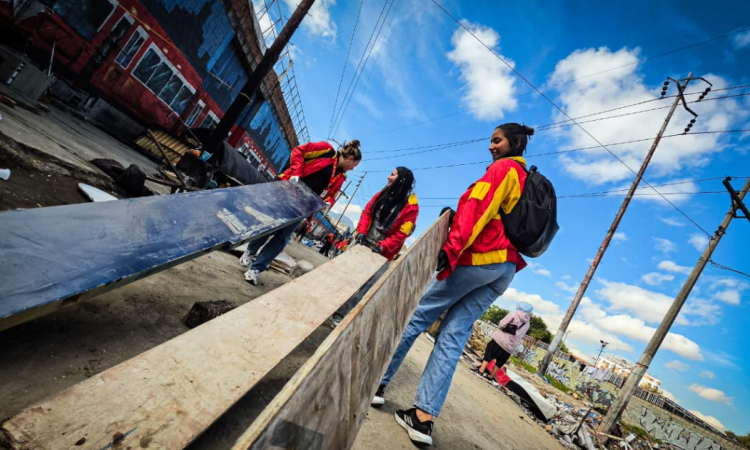 Foto de funcionarios del Distrito en operativo de limpieza