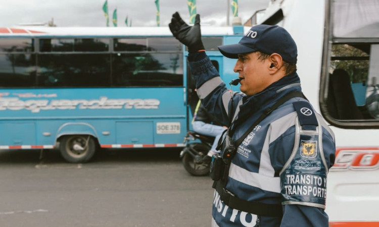 Foto de un agente de tránsito en una vía de Bogotá.