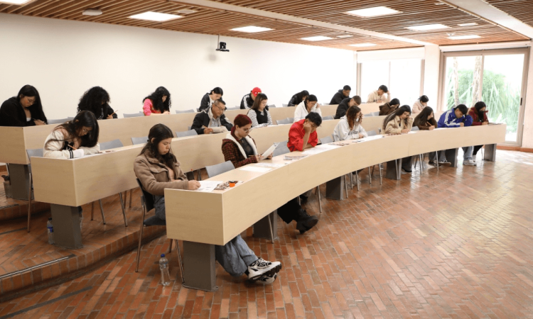 Foto que muestra personas sentadas en un salón 