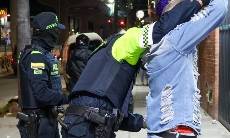 Un Policía requisando a un ciudadano