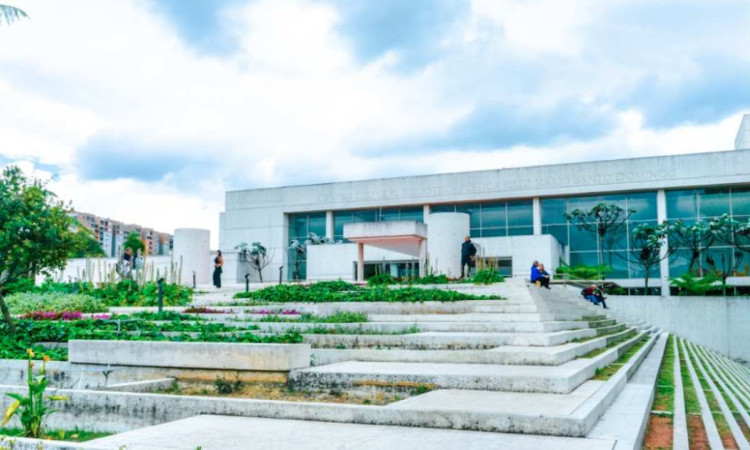 Foto que muestra la fachada de un edificio blanco