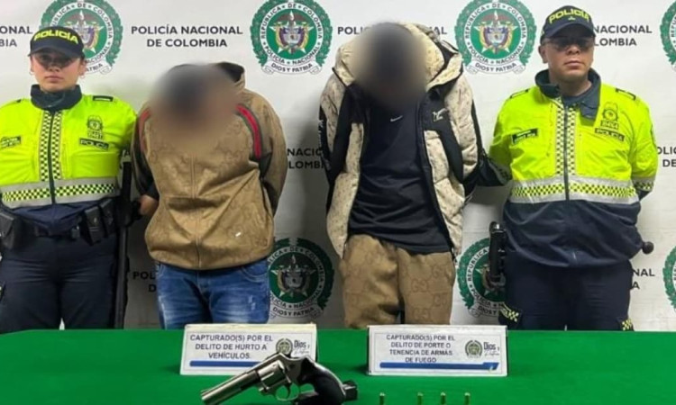 Dos capturados con dos policías 