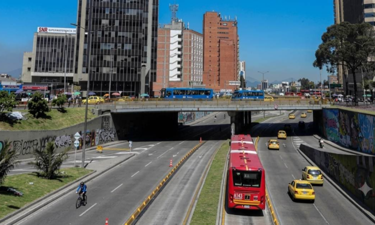 Foto de una vía de Bogotá donde se ven varios taxis 