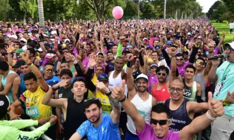 Participantes de la media maratón de Bogotá esperando la salida de la carrera
