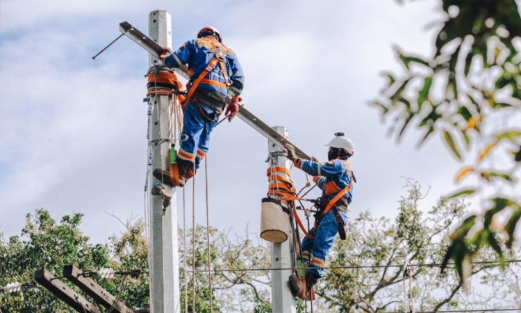Foto que muestra dos personas con el uniforme de Enel Colombia 
