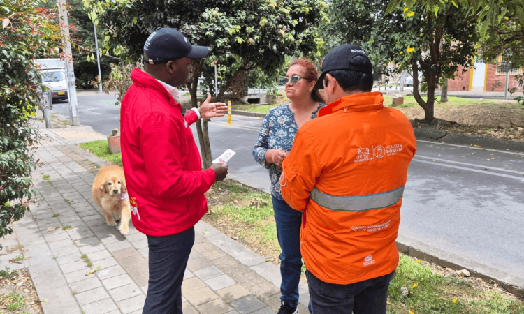 Foto que muestra tres personas hablando 
