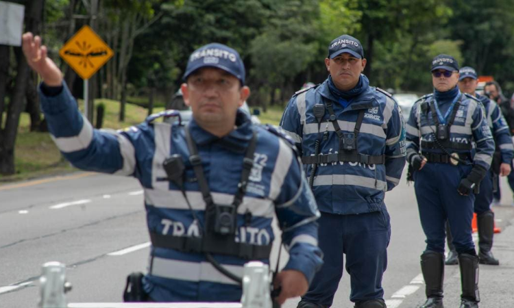 Foto de varios agentes en una vía de Bogotá.