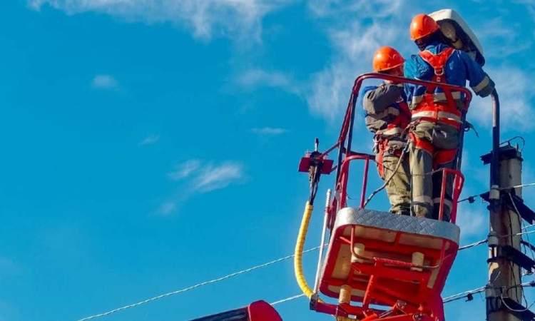 Foto que muestra dos personas con el uniforme de Enel Colombia realizando labores en una antena de energía 