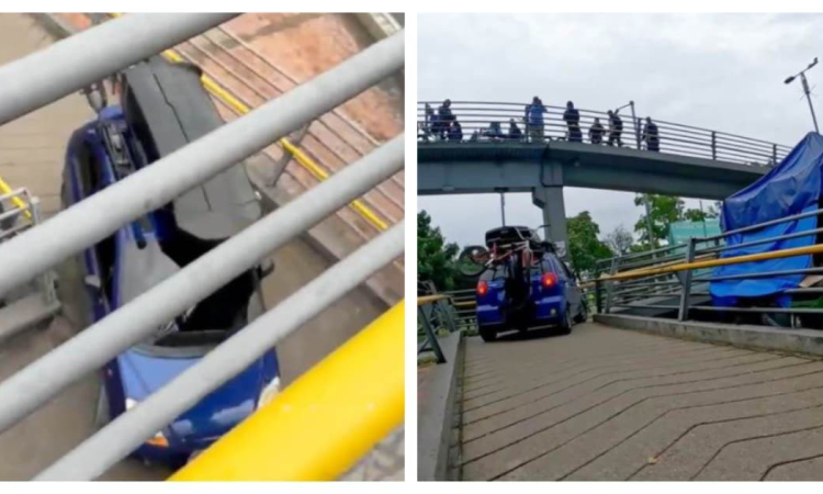 Foto de un carro azul intentando subir por un puente peatonal