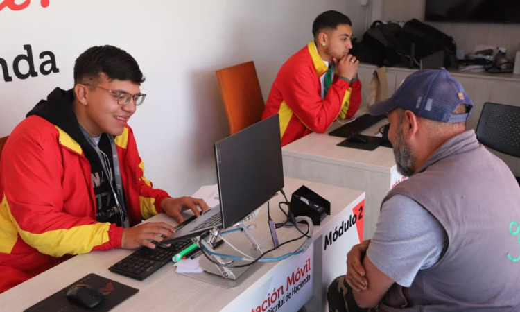 Funcionarios de Hacienda atendiendo a un ciudadano