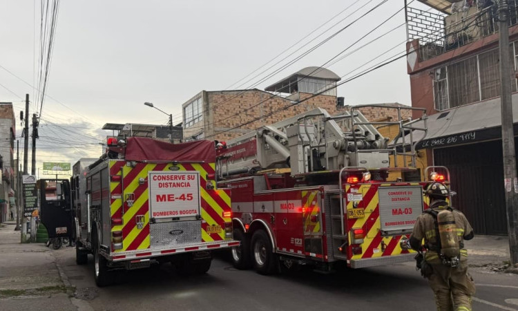 Foto de maquinas de bomberos en las calles de Bogotá.