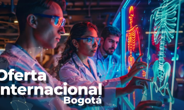 Foto de tres personas y científicos frente a una pantalla digotal.