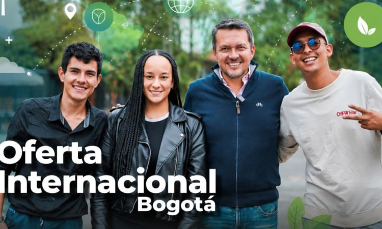 Foto de un grupo de jóvenes en un evento académico en Bogotá.