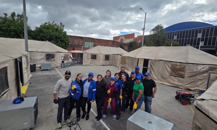 Foto de funcionarios de salud en hospitales de campaña