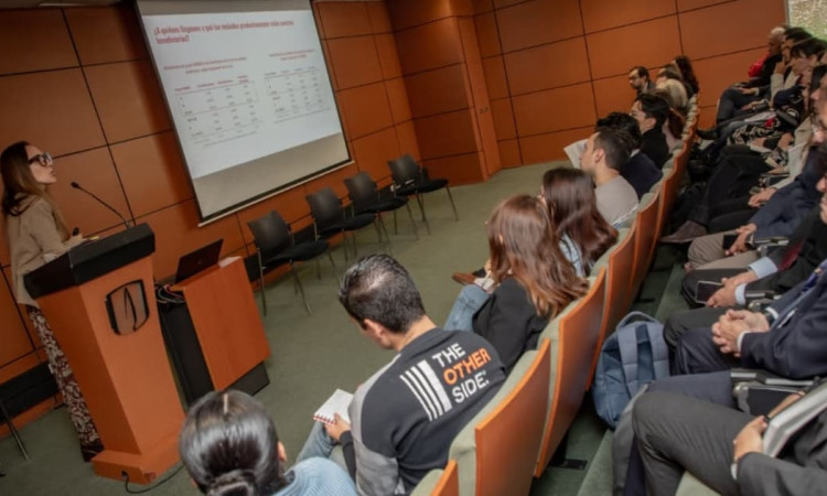 Foto de la presentación de 'Bogotá en cifras', el libro que revela cómo se transformó la economía en 2025.