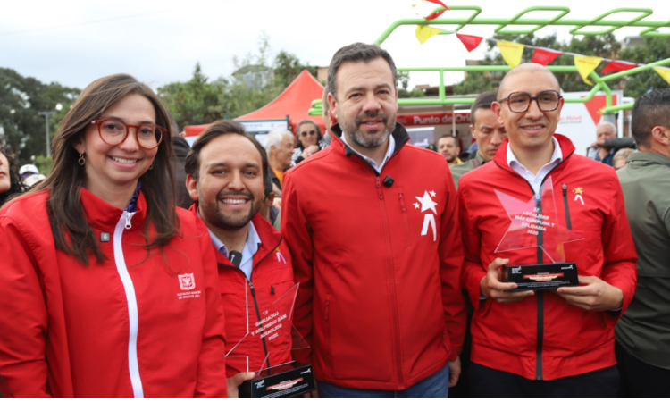 Foto de alcalde con otros funcionarios del distrito