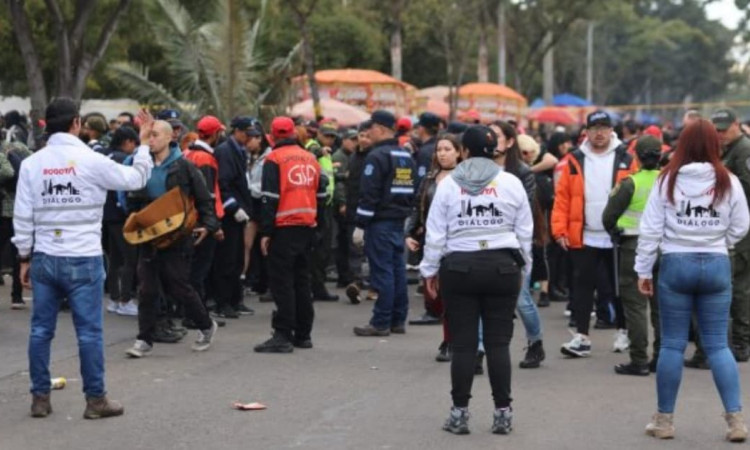 Foto de gestores de diálogo acompañando marchas en calles de Bogotá.
